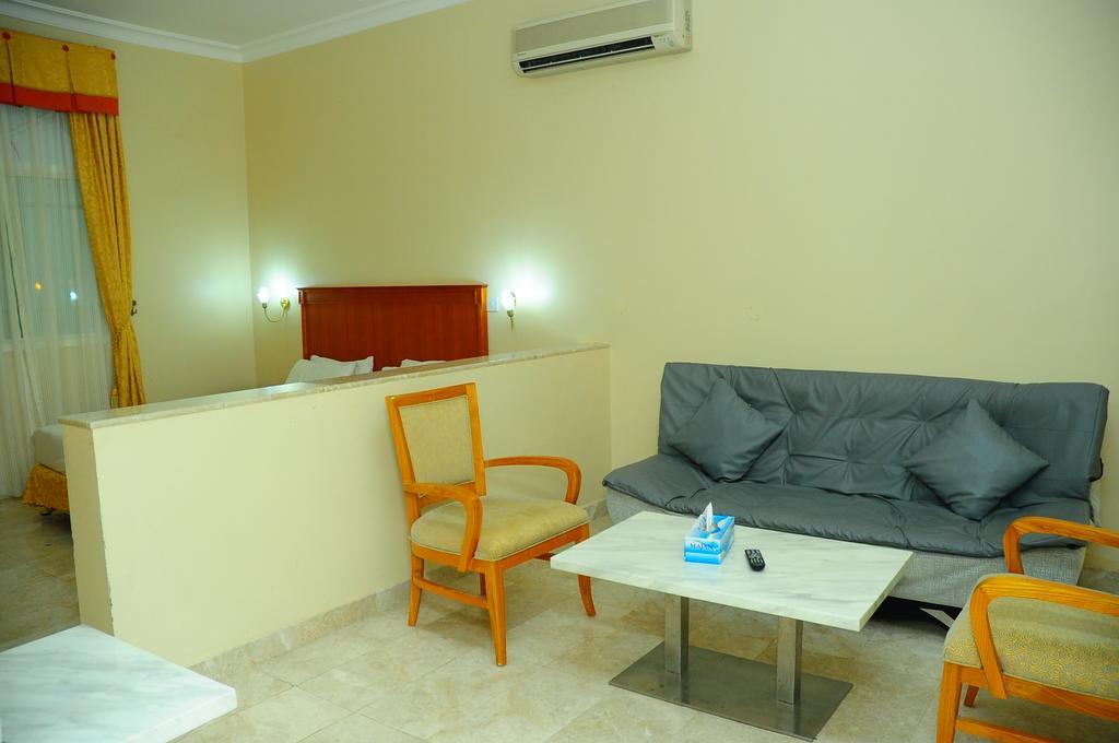 Al Faisal Hotel Suites Sur Phòng bức ảnh
