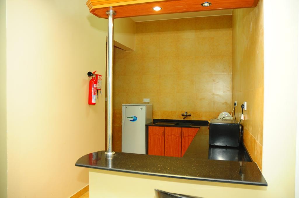 Al Faisal Hotel Suites Sur Phòng bức ảnh